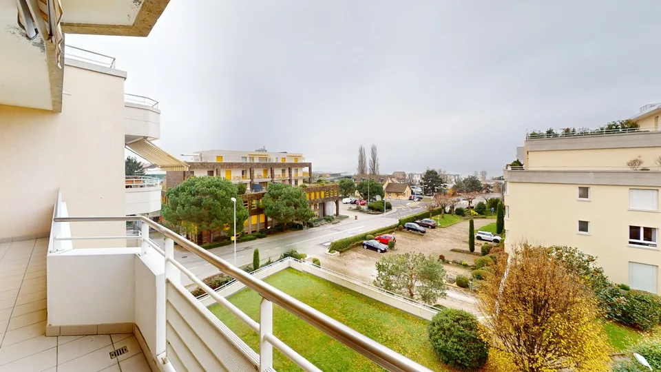 Geräumige 2-Zimmer, 2-Badezimmer-Wohnung mit Parkplatz, Balkon und Seeblick!