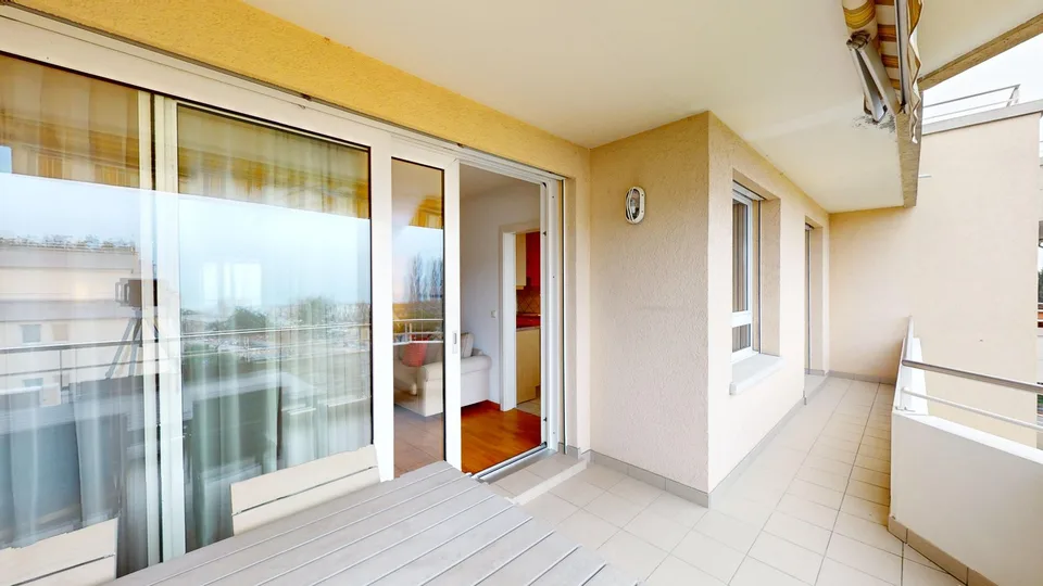 Geräumige 2-Zimmer, 2-Badezimmer-Wohnung mit Parkplatz, Balkon und Seeblick!
