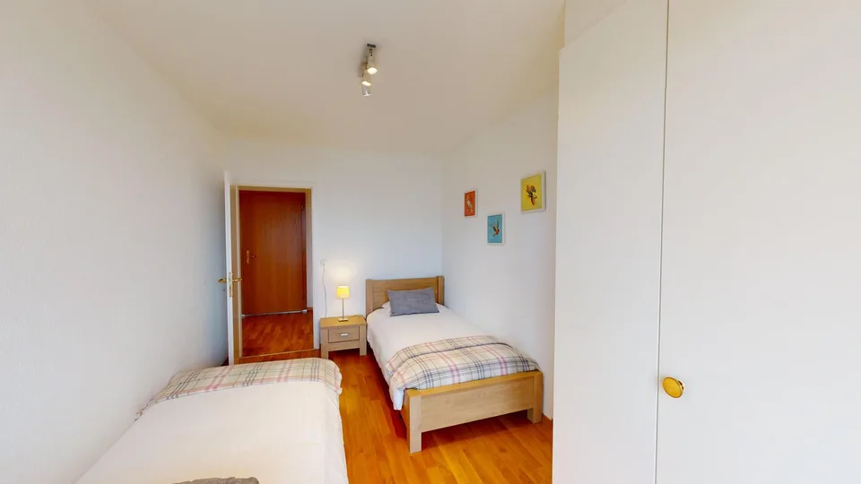 Ampio appartamento 2 camere, 2 bagni con parcheggio, balcone e vista sul lago! – foto 10 di 20