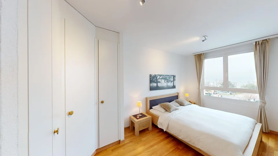 Ampio appartamento 2 camere, 2 bagni con parcheggio, balcone e vista sul lago! – foto 16 di 20