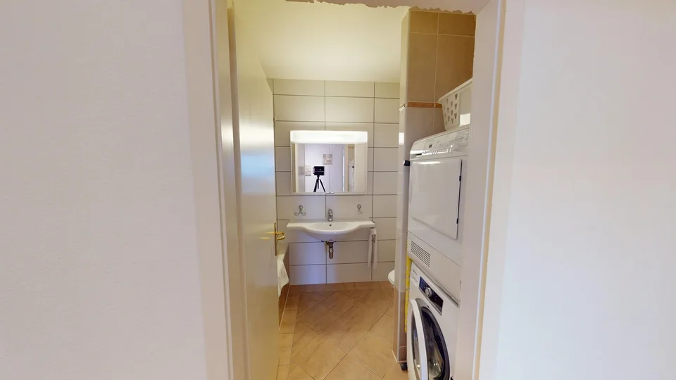 Ampio appartamento 2 camere, 2 bagni con parcheggio, balcone e vista sul lago! – foto 11 di 20