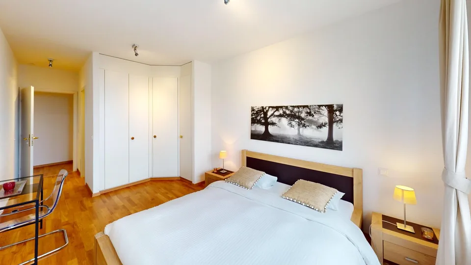 Ampio appartamento 2 camere, 2 bagni con parcheggio, balcone e vista sul lago! – foto 12 di 20