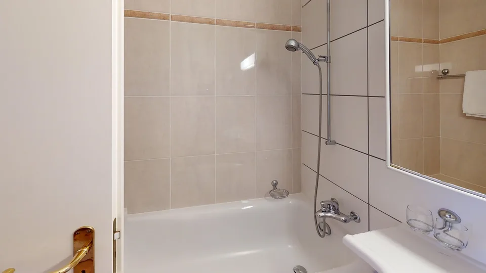 Ampio appartamento 2 camere, 2 bagni con parcheggio, balcone e vista sul lago! – foto 13 di 20