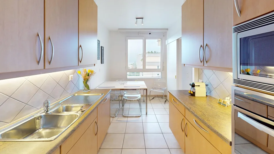 Geräumige 2-Zimmer, 2-Badezimmer-Wohnung mit Parkplatz, Balkon und Seeblick!