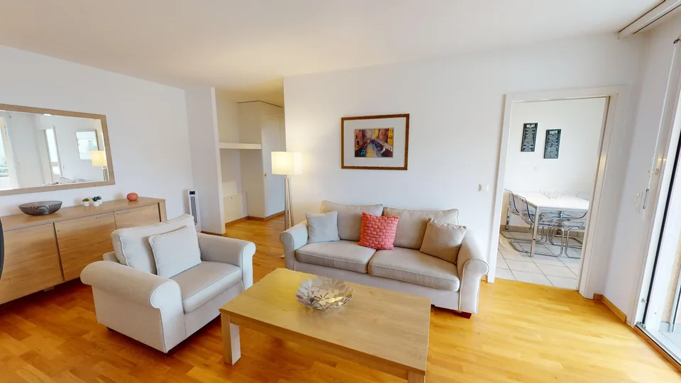 Ampio appartamento 2 camere, 2 bagni con parcheggio, balcone e vista sul lago! – foto 6 di 20
