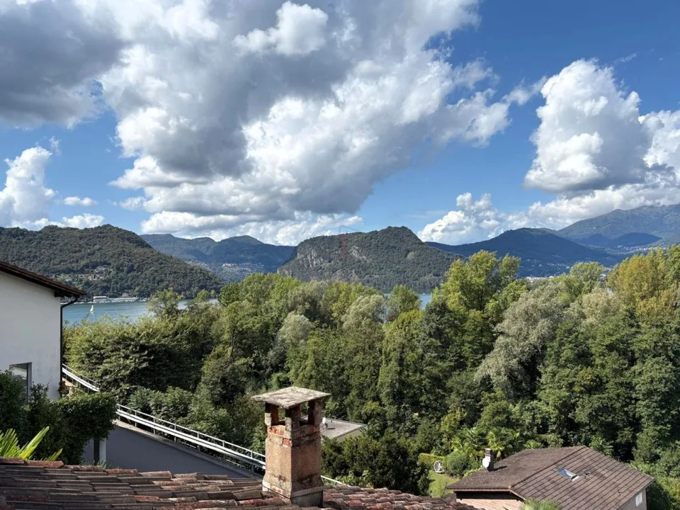 GRAZIOSA CON GIARDINO E PARZIALE VISTA LAGO
