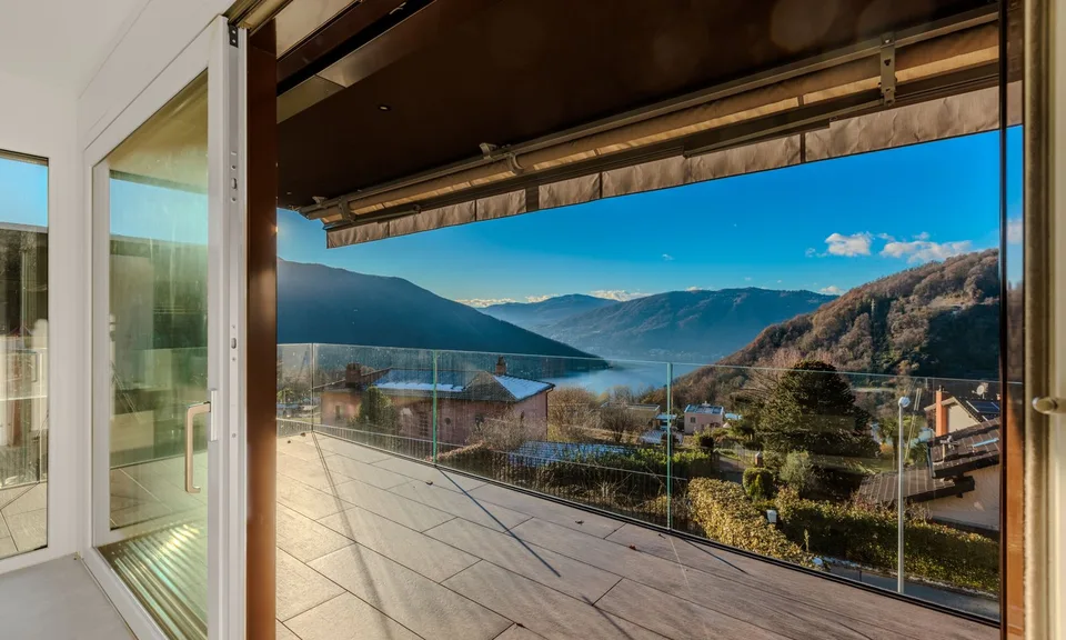 MAGNIFICO ATTICO 2.5 LOCALI CON TERRAZZA VISTA LAGO A ROVIO