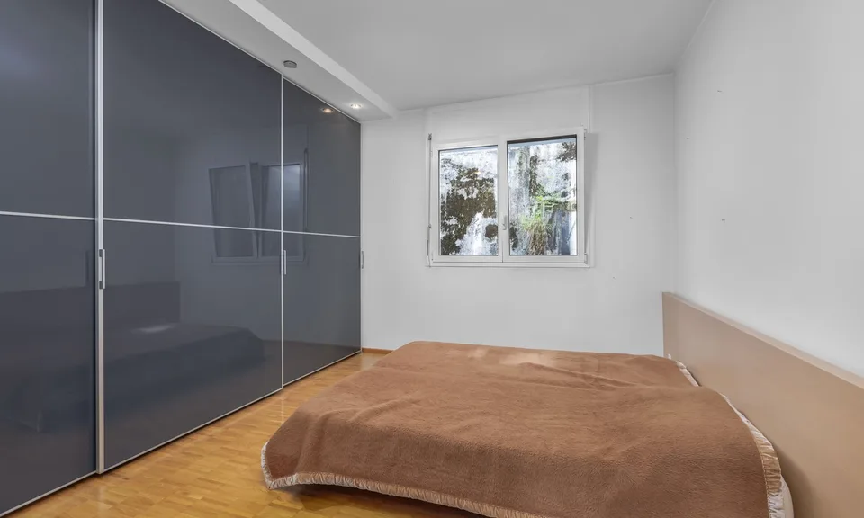 WEITES 4.5-ZIMMER-WOHNUNG MIT SEEBLICK UND TERRASSE IN ZENTRALER LAGE VON LUGANO