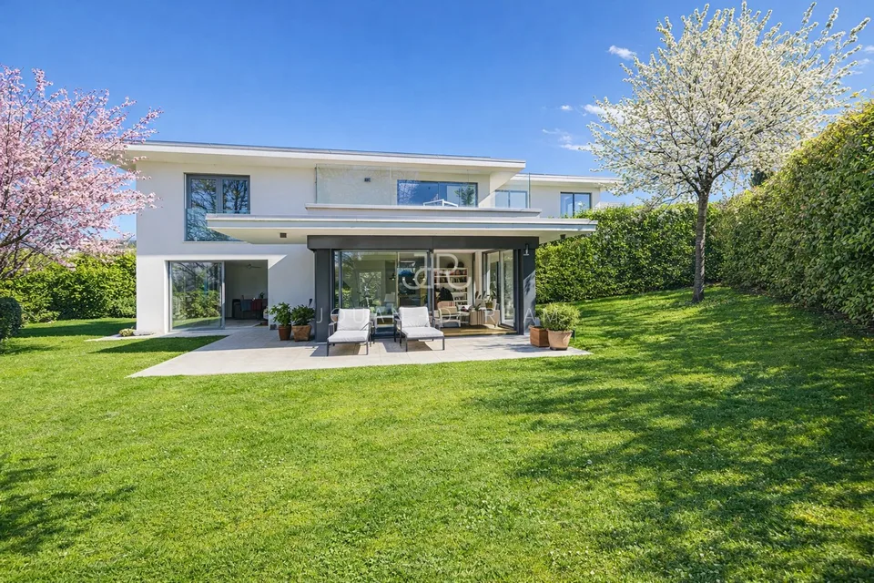 Anières | Superbe villa familiale contemporaine diventa "Anières | Bella villa familiare contemporanea"