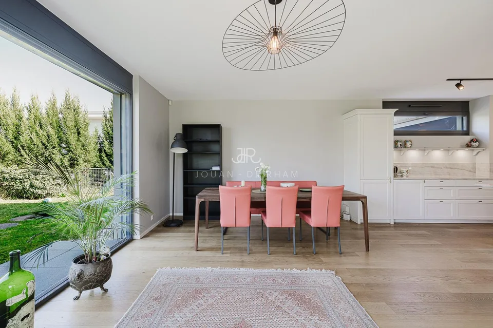Anières | Superbe villa familiale contemporaine diventa "Anières | Bella villa familiare contemporanea"