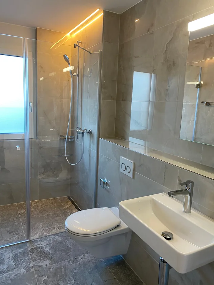 Moderne und lichtdurchflutete 4 ½ Zi Whg im Dorfzentrum