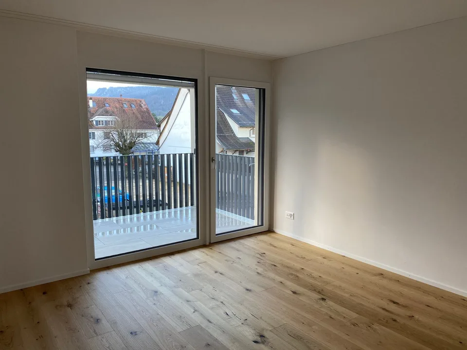 Moderne und lichtdurchflutete 4 ½ Zi Whg im Dorfzentrum