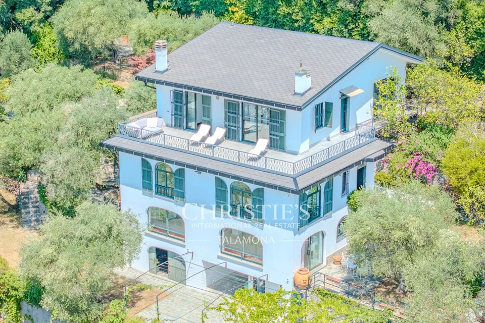 Exclusive villa in Rapallo with pool and sea view