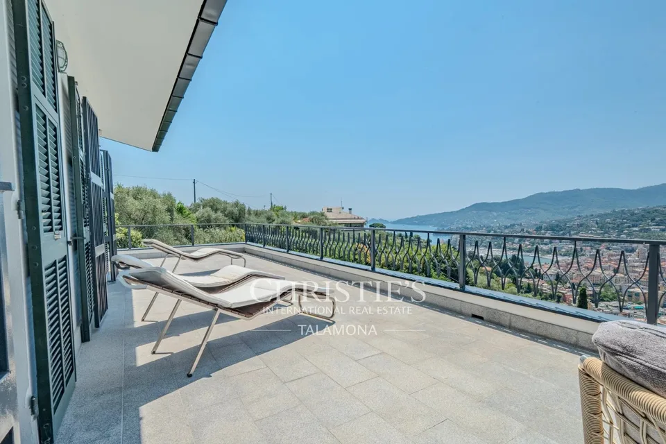 Exklusives Villenhaus in Rapallo mit Pool und Meerblick