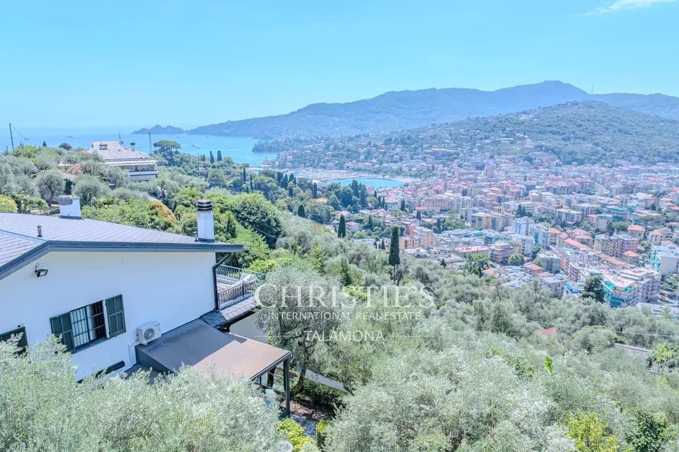 Exklusives Villenhaus in Rapallo mit Pool und Meerblick