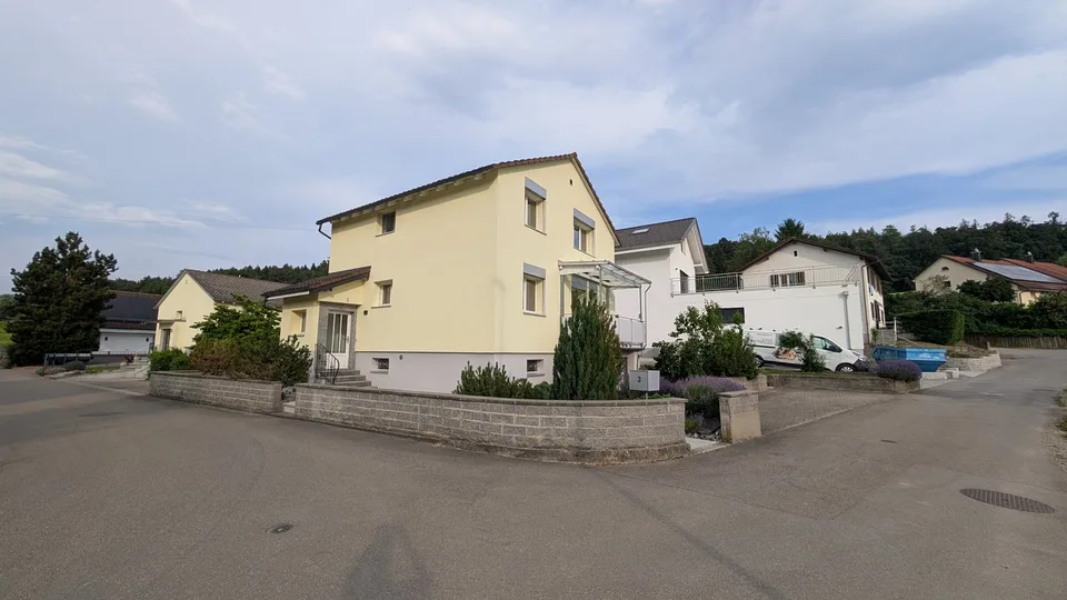 Affascinante casa unifamiliare di 5 locali in posizione tranquilla
