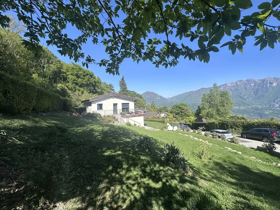 SPETTACOLARE CASA 5.5 CON MERAVIGLIOSA VISTA LAGO