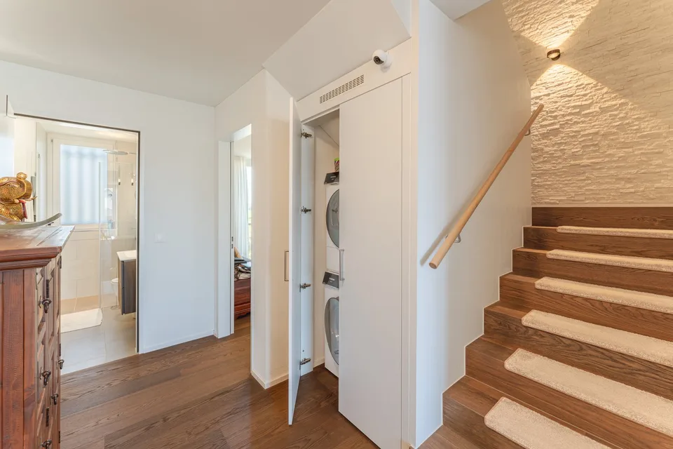 Familienfreundliche 5½ Zimmer-Minergie-Maisonette mit 2 Garagenplätzen im exklusiven Ausbaustandard – Foto 9 von 26