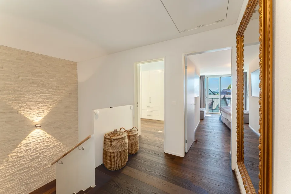 Familienfreundliche 5½ Zimmer-Minergie-Maisonette mit 2 Garagenplätzen im exklusiven Ausbaustandard – Foto 10 von 26