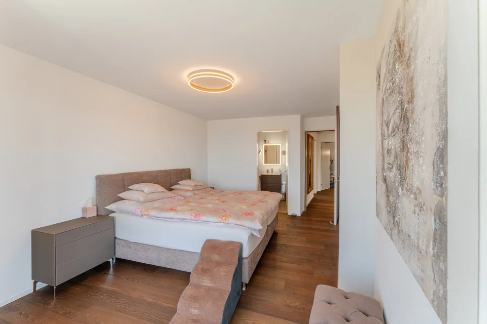 Familienfreundliche 5½ Zimmer-Minergie-Maisonette mit 2 Garagenplätzen im exklusiven Ausbaustandard – Foto 13 von 26