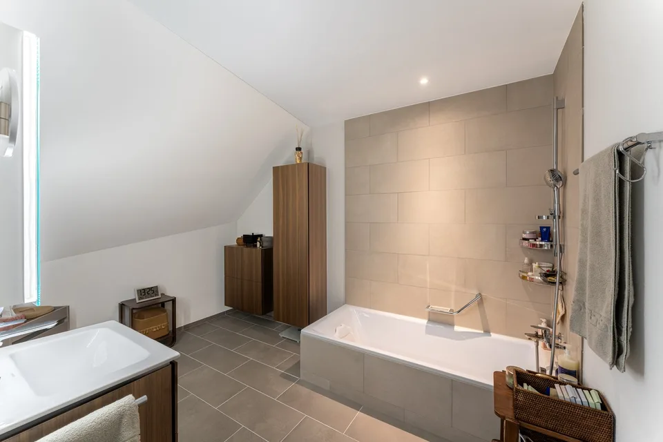 Familienfreundliche 5½ Zimmer-Minergie-Maisonette mit 2 Garagenplätzen im exklusiven Ausbaustandard – Foto 24 von 26