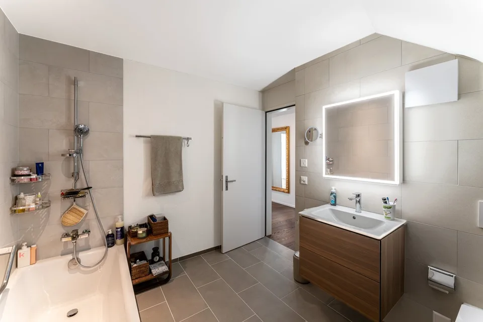 Familienfreundliche 5½ Zimmer-Minergie-Maisonette mit 2 Garagenplätzen im exklusiven Ausbaustandard – Foto 23 von 26