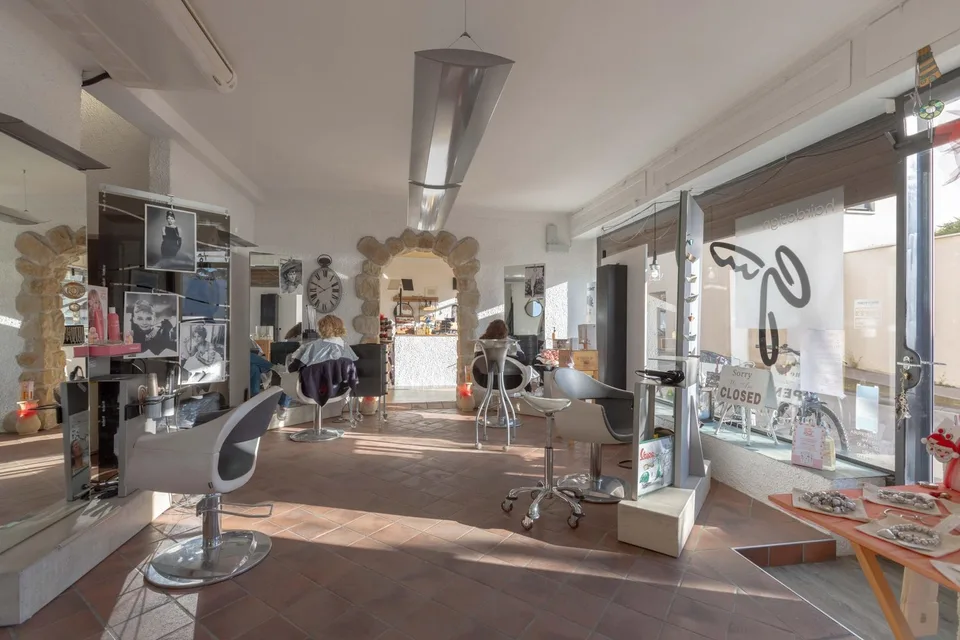 ELEGANTE BILOCALE COMMERCIALE SUL LUNGOLAGO A MELIDE