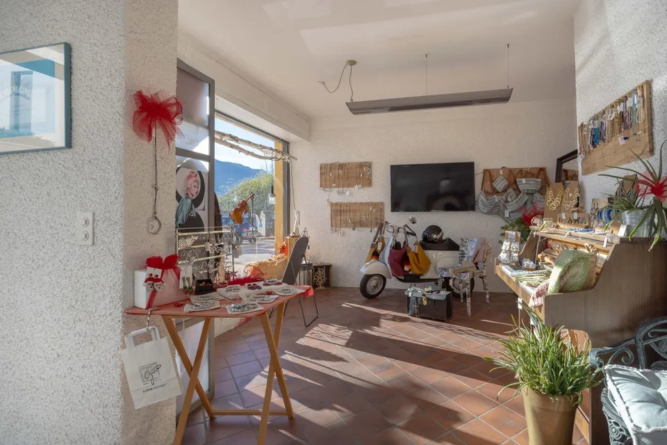 ELEGANTE BILOCALE COMMERCIALE SUL LUNGOLAGO A MELIDE
