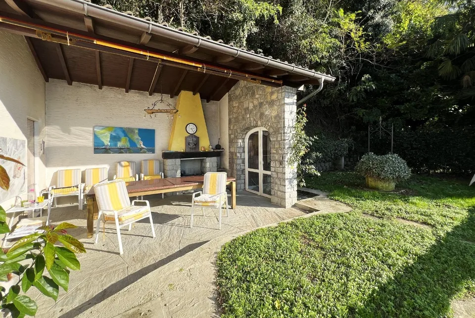 GRANDE VILLA 6.5 CON STUPENDA VISTA LAGO E PISCINA A BISSONE