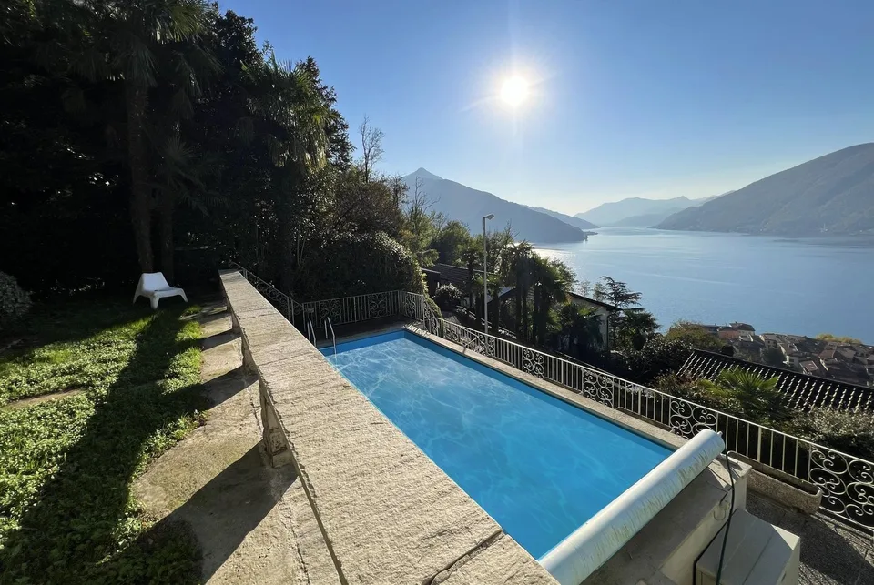 GRANDE VILLA 6.5 CON STUPENDA VISTA LAGO E PISCINA A BISSONE