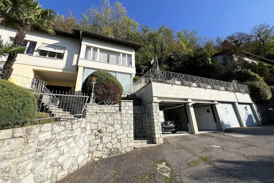 GRANDE VILLA 6.5 CON STUPENDA VISTA LAGO E PISCINA A BISSONE