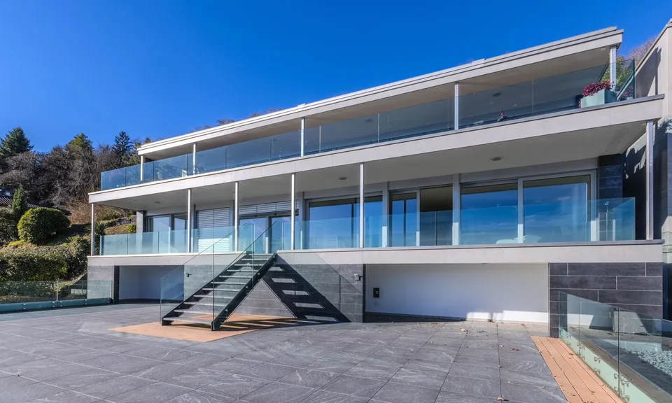 WEITES UND MODERNES 4.5-ZIMMER-WOHNUNG MIT ENORMER TERRASSE UND SEEBLICK IN VERNATE