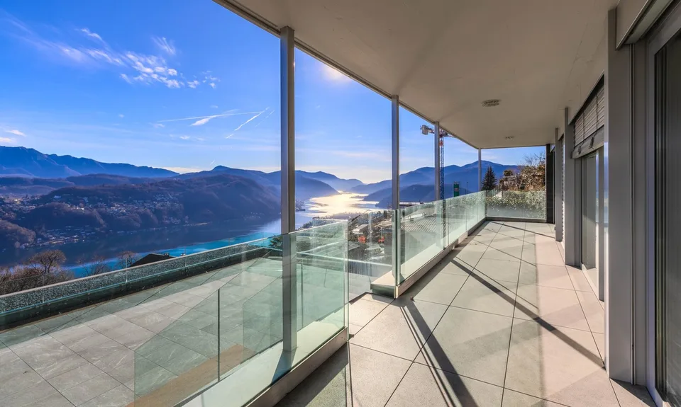 AMPIO E MODERNO 4.5 CON ENORME TERRAZZA VISTA LAGO A VERNATE