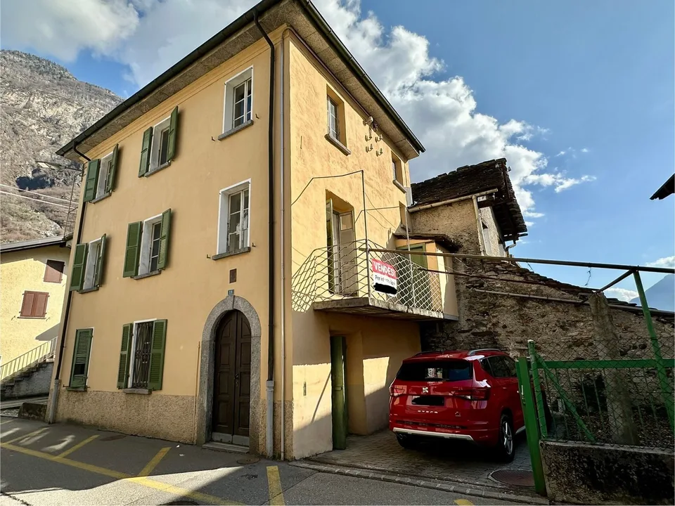 TIPICA CASA DI NUCLEO DA RISTRUTTURARE IN CENTRO A BIASCA