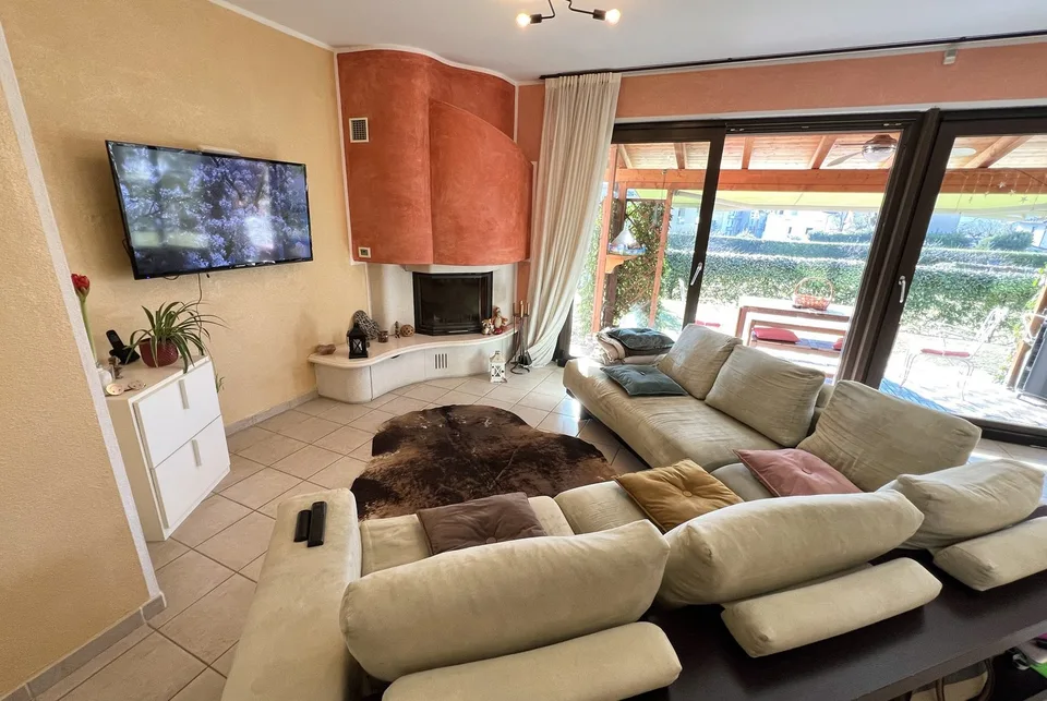 LUMINOSA E ACCOGLIENTE CASA 5.5 CON AMPIO GIARDINO A MELANO