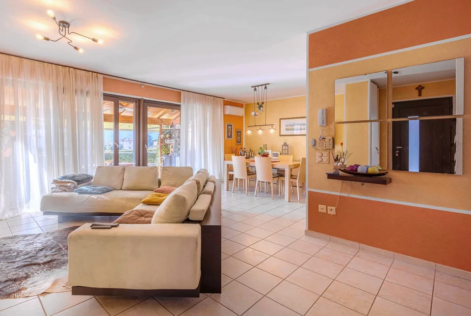 LUMINOSA E ACCOGLIENTE CASA 5.5 CON AMPIO GIARDINO A MELANO
