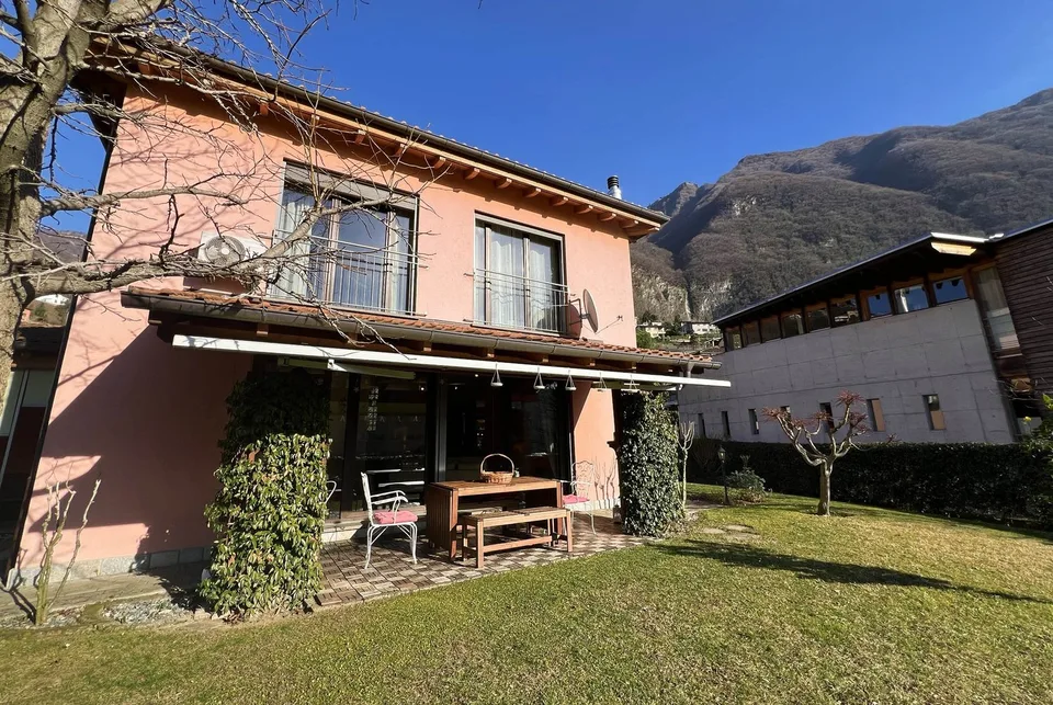 LUMINOSA E ACCOGLIENTE CASA 5.5 CON AMPIO GIARDINO A MELANO