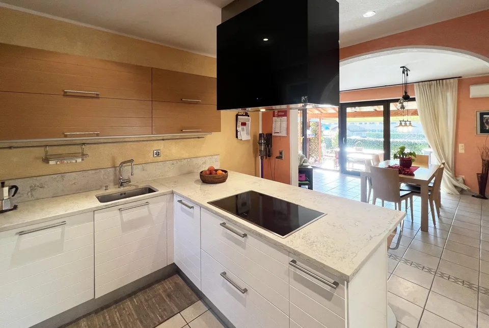 LUMINOSA E ACCOGLIENTE CASA 5.5 CON AMPIO GIARDINO A MELANO