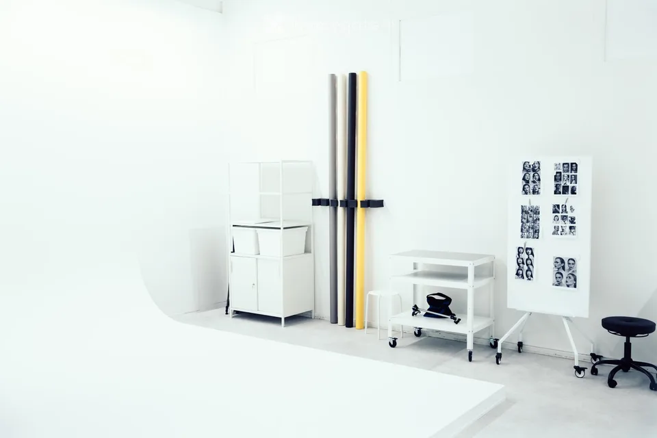 Ready-to-use daylight photo studio with cyclorama