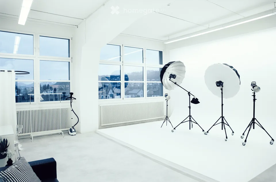 Bezugsbereites Tageslicht-Fotostudio mit Hohlkehle