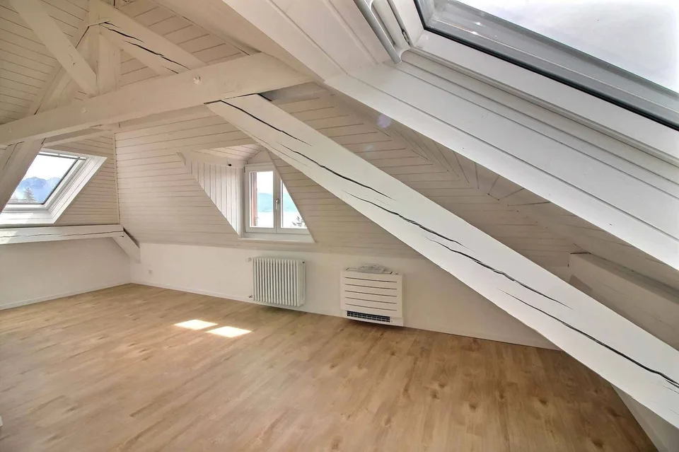 Prächtige Dachgeschoßwohnung, komplett renoviert mit atemberaubendem Blick auf den See – Foto 12 von 14