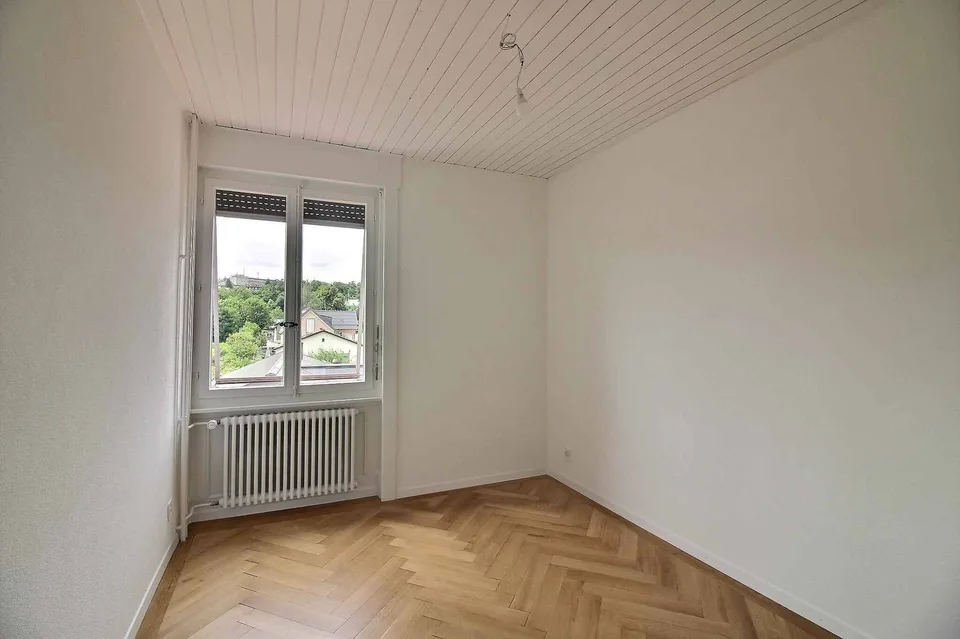Prächtige Dachgeschoßwohnung, komplett renoviert mit atemberaubendem Blick auf den See – Foto 9 von 14