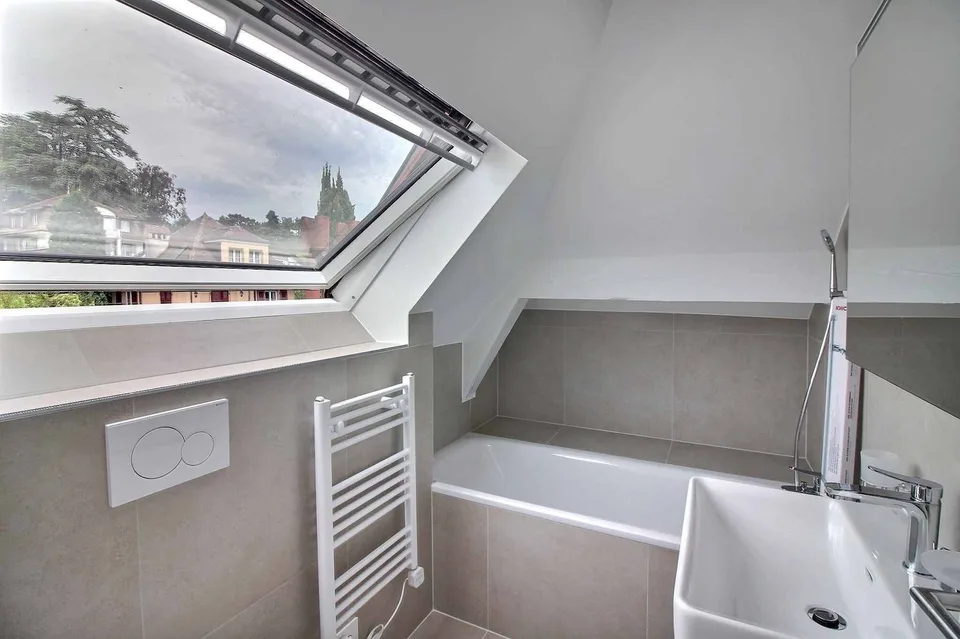 Prächtige Dachgeschoßwohnung, komplett renoviert mit atemberaubendem Blick auf den See – Foto 14 von 14
