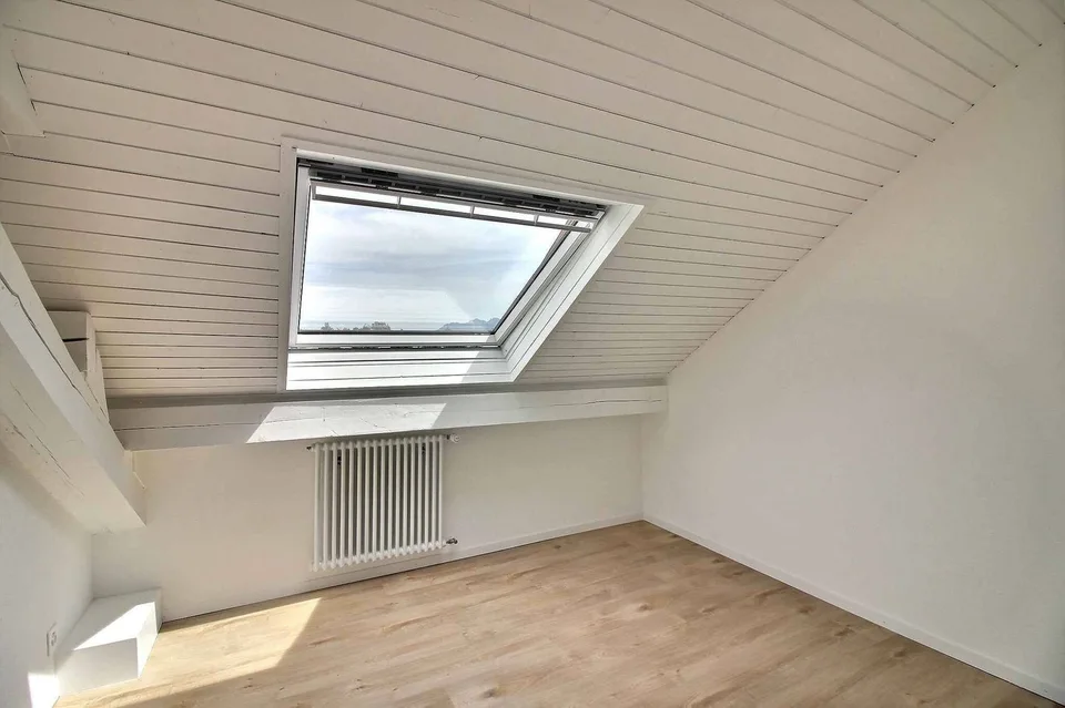 Prächtige Dachgeschoßwohnung, komplett renoviert mit atemberaubendem Blick auf den See – Foto 13 von 14