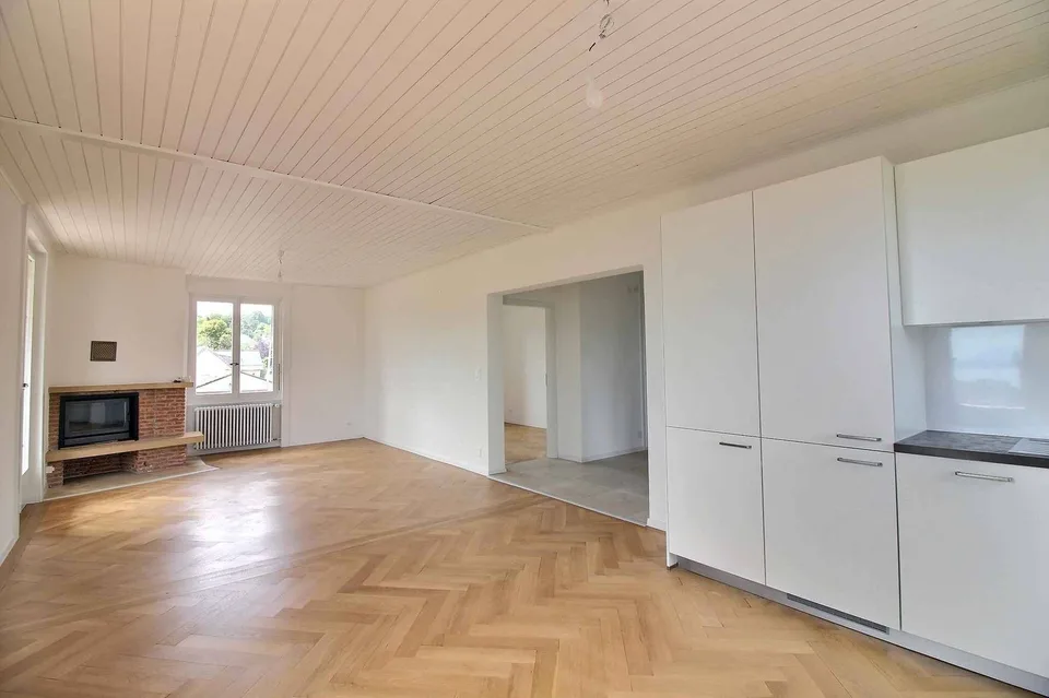 Prächtige Dachgeschoßwohnung, komplett renoviert mit atemberaubendem Blick auf den See – Foto 6 von 14