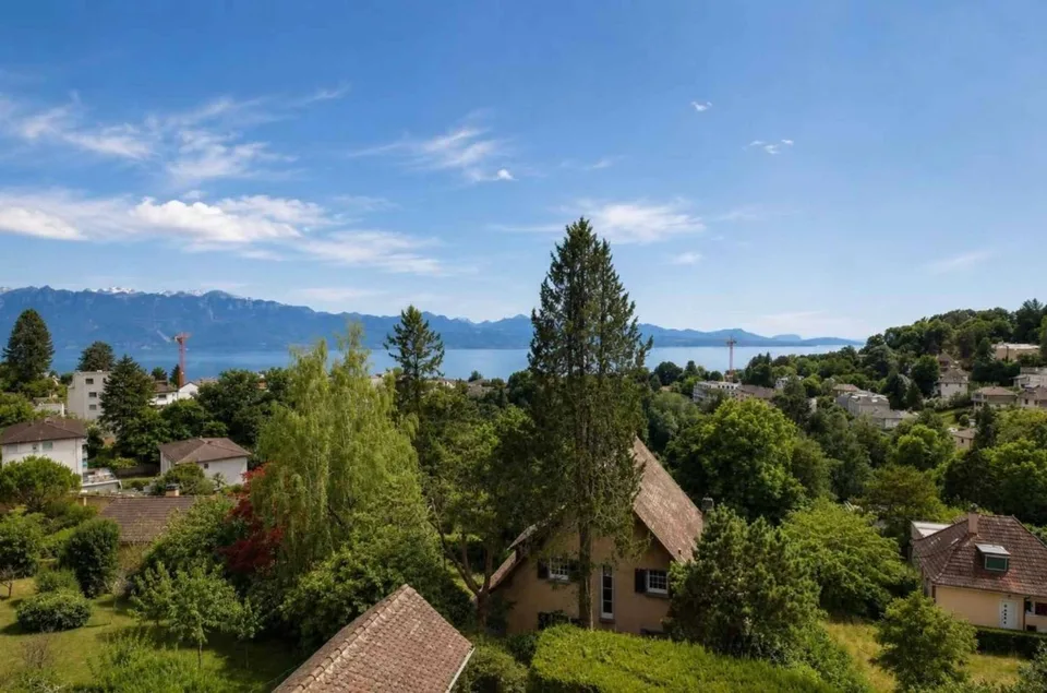 Magnifique appartement en duplex entièrement rénové avec vue imprenable sur le lac
