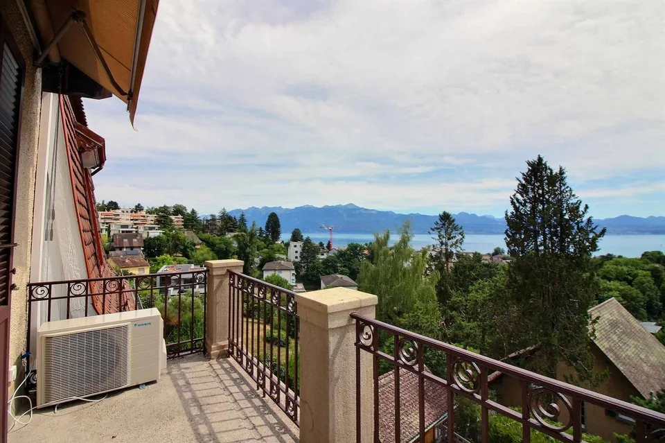 Magnifique appartement en duplex entièrement rénové avec vue imprenable sur le lac