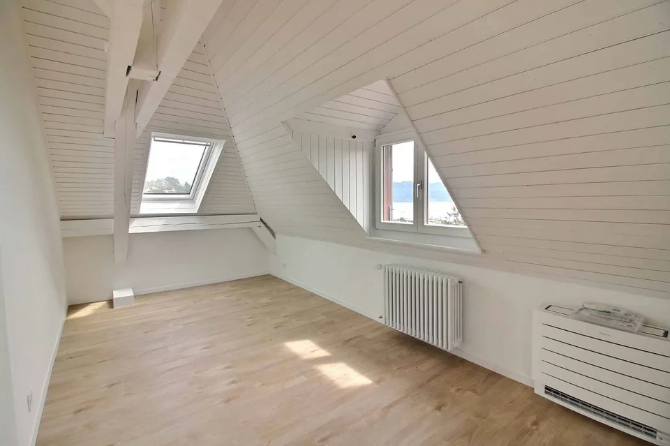 Prächtige Dachgeschoßwohnung, komplett renoviert mit atemberaubendem Blick auf den See – Foto 11 von 14