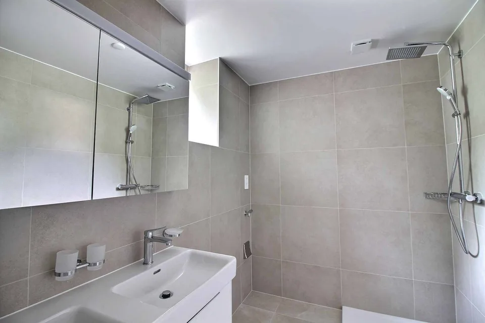 Prächtige Dachgeschoßwohnung, komplett renoviert mit atemberaubendem Blick auf den See – Foto 10 von 14