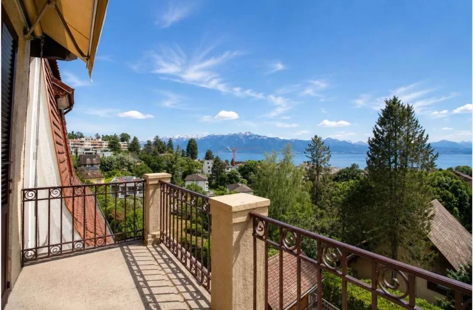 Magnifique appartement en duplex entièrement rénové avec vue imprenable sur le lac